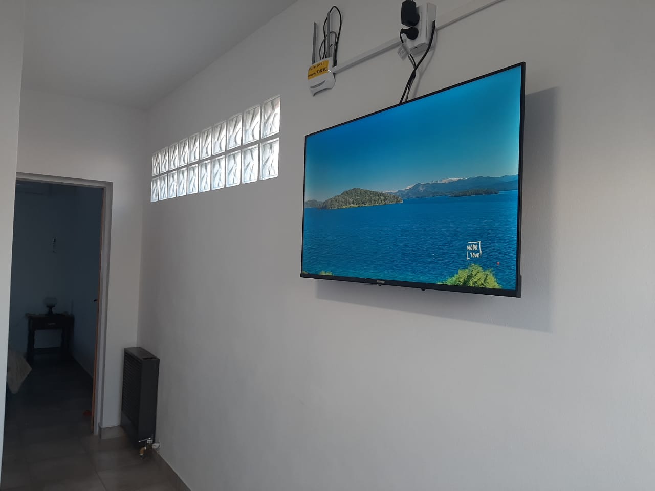 Living con Smart TV y ventanas de vidrio repartido