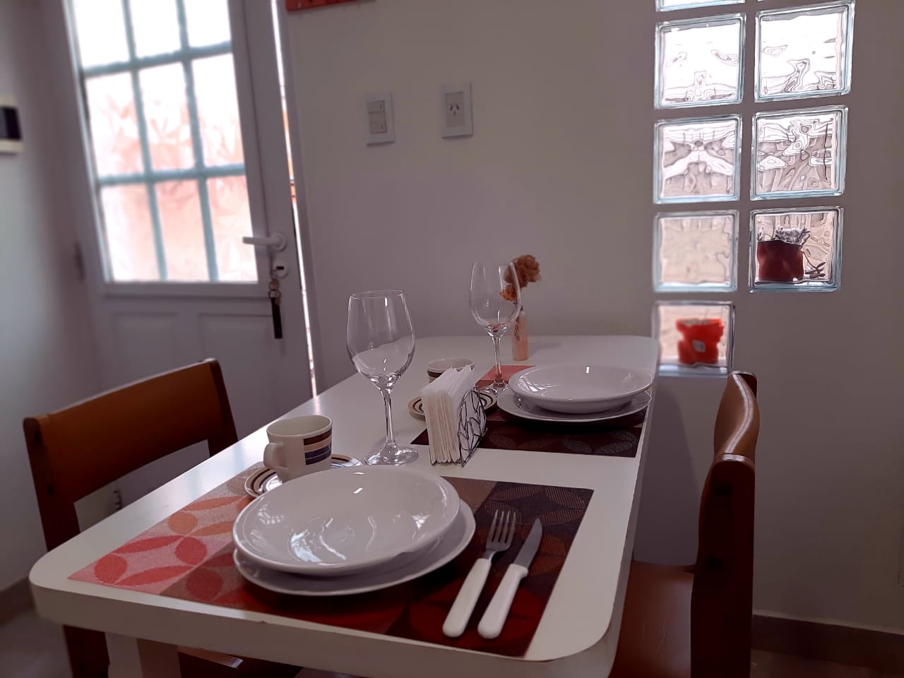 Comedor de Departamentos Bella Vista con mesa servida y luz natural