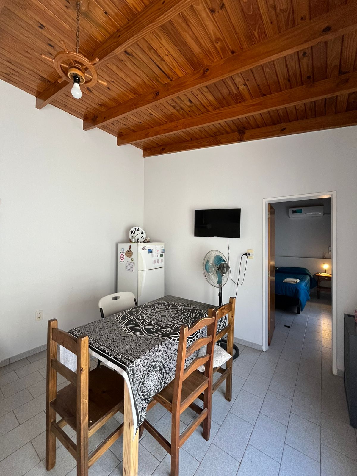 La Loma — living comedor con techo de madera y vista al dormitorio